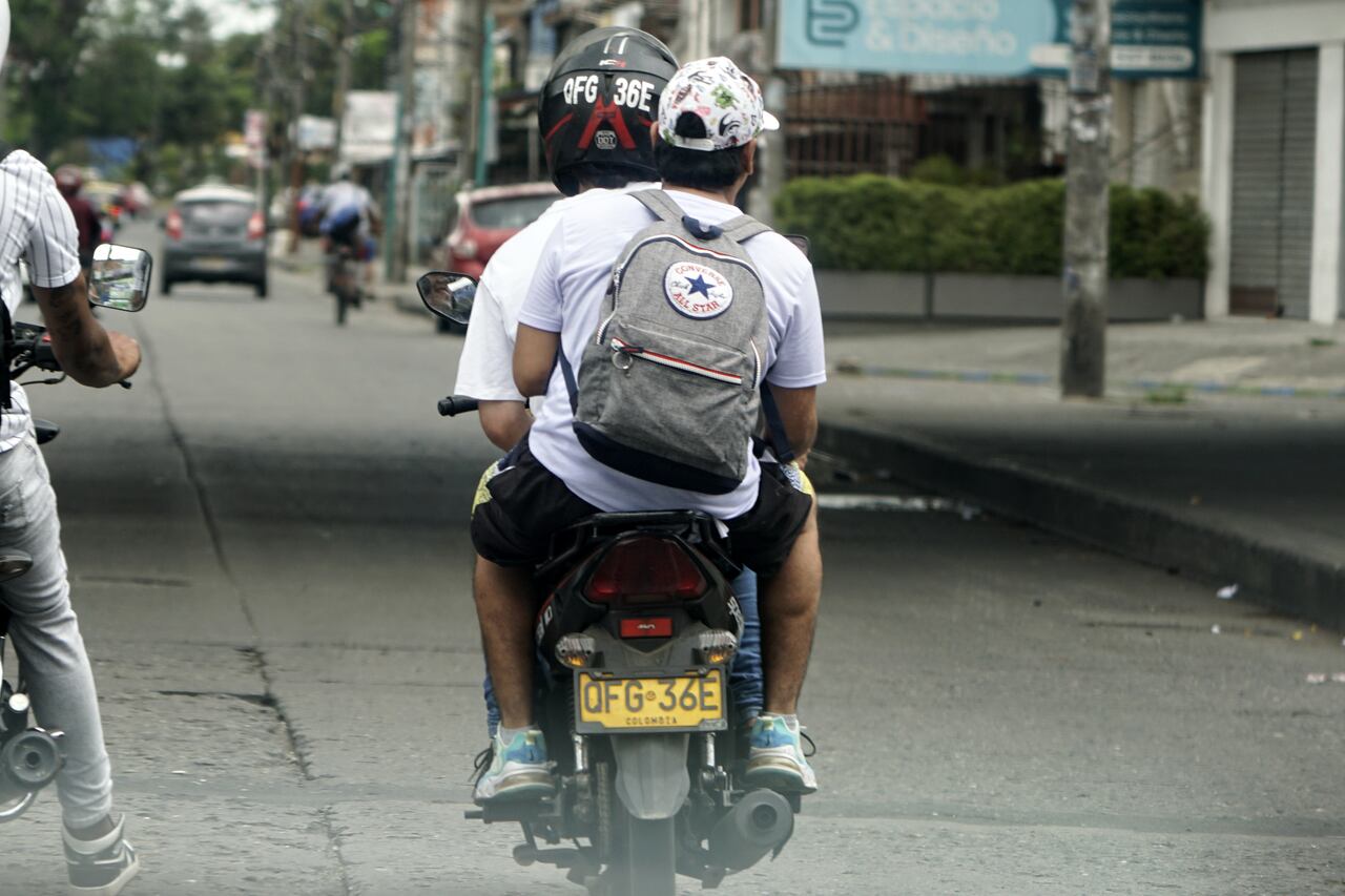 Infracciones de tránsito cometidas por motocicletas, que afectan la seguridad vial y la convivencia en Cali. Foto Jorge Orozco / El País,