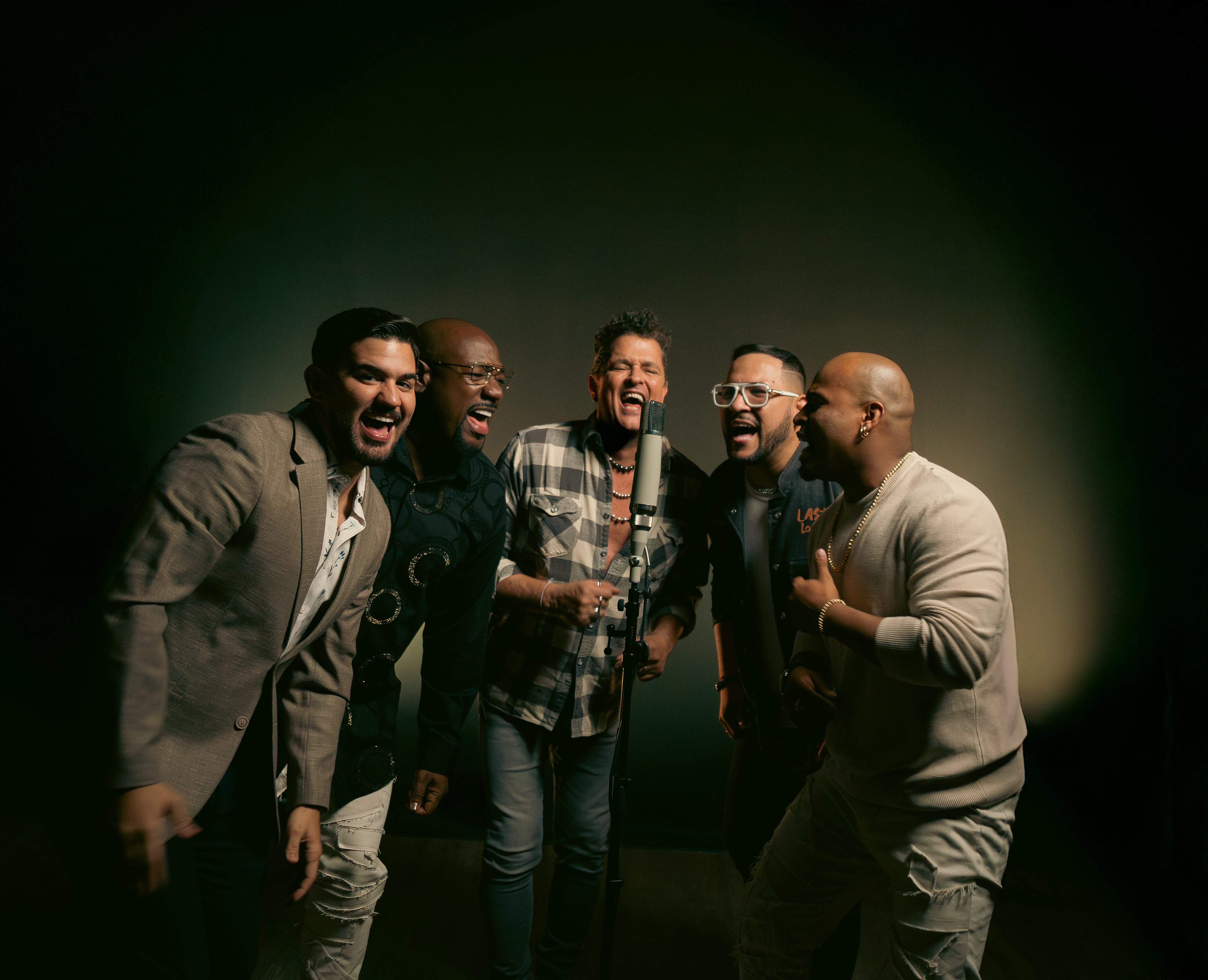 Carlos Vives y Grupo Niche se juntan para una versión especial y conmemorativa de 'La Tierra del Olvido'.