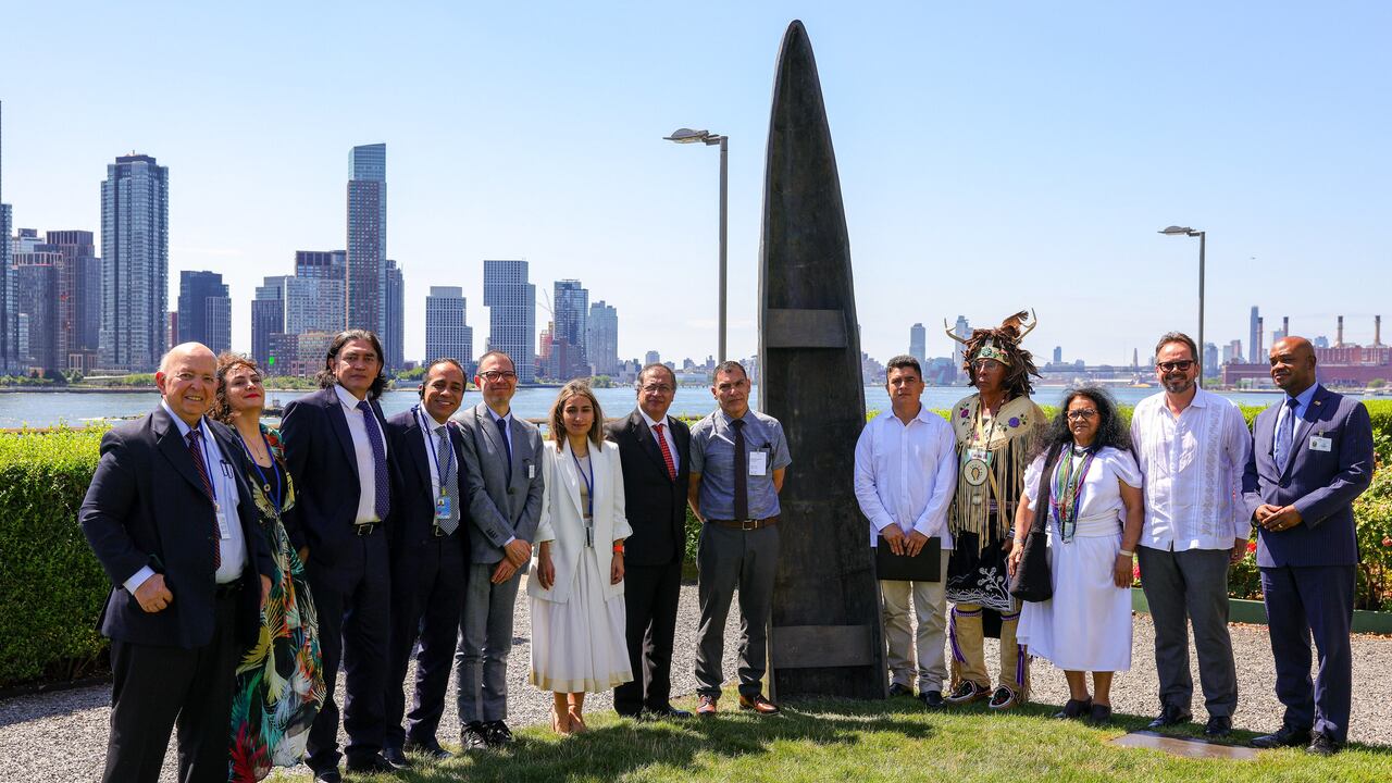 El presidente de Colombia posa junto al monumento Kusikawsay
