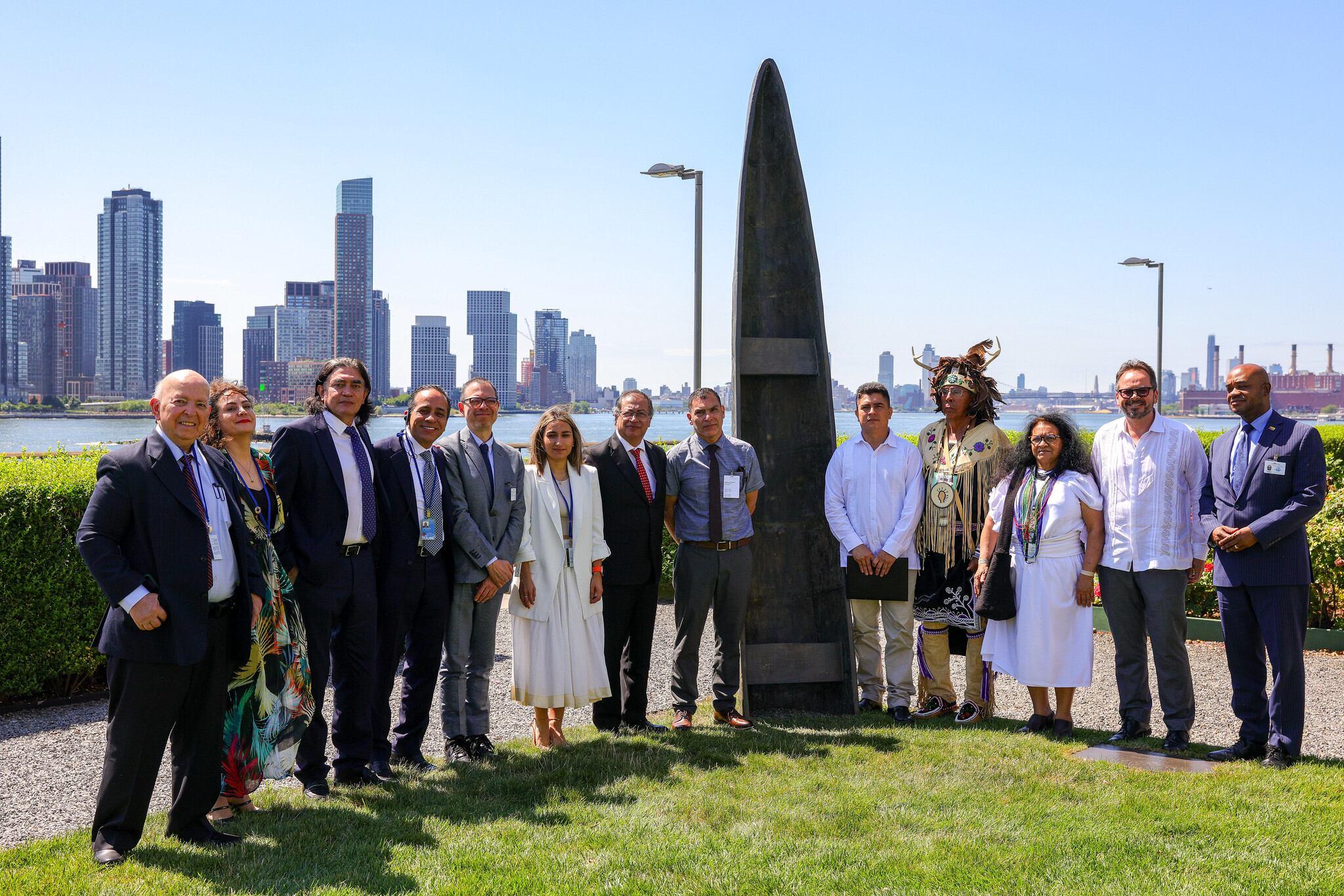 El presidente de Colombia posa junto al monumento Kusikawsay