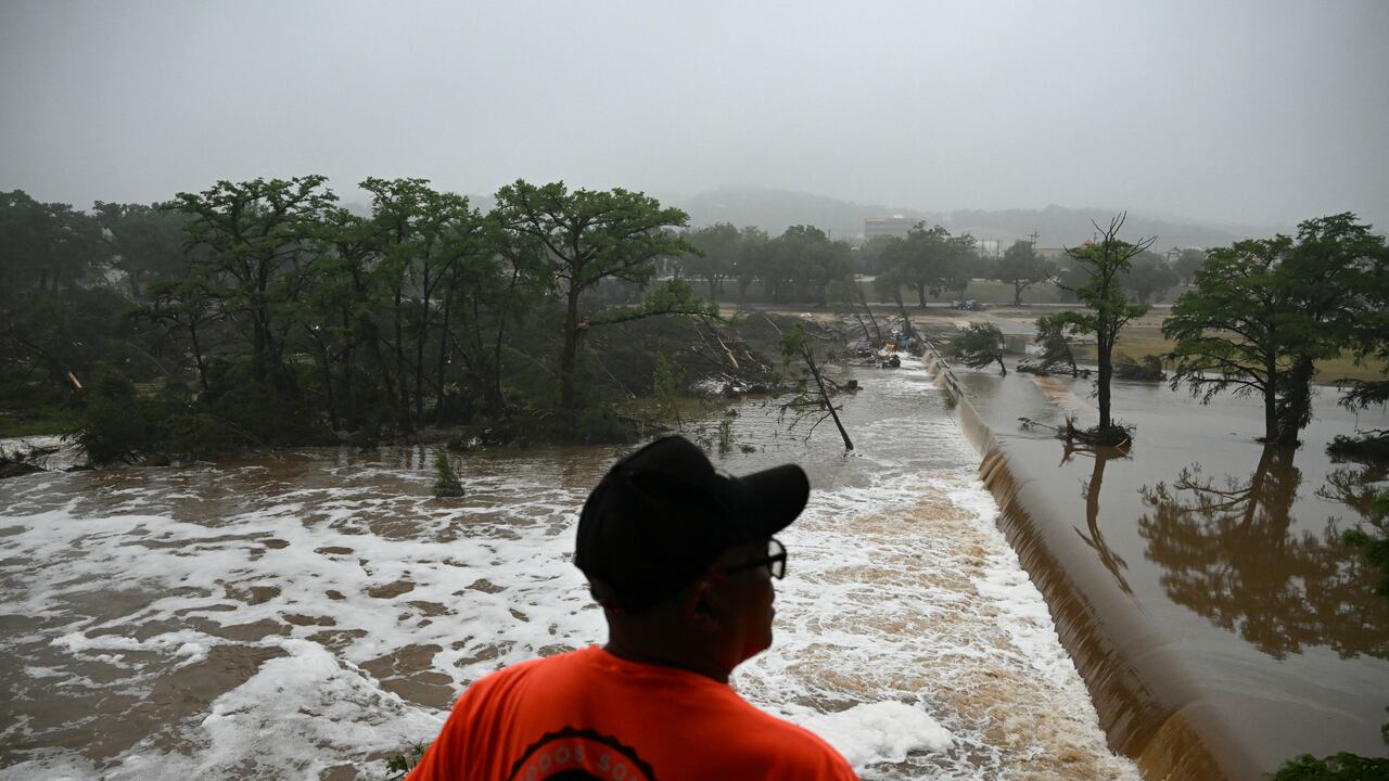 Un ciudadano observa las inundaciones causadas por una crecida repentina en el río Guadalupe en Kerrville, Texas, el 5 de julio de 2025.