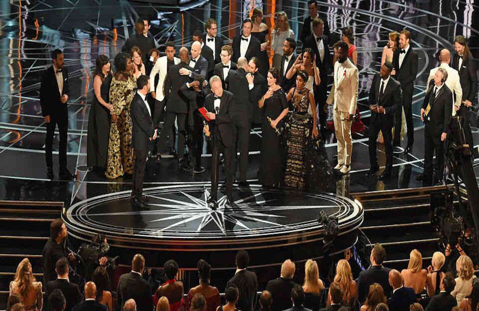 Los creadores de 'La la land' y 'Moonlight' estuvieron por un momento en el escenario en el instante de la confusión. Fueron las dos películas con más galardones en la ceremonia. La película de Damien Chazelle se llevó seis premios y la de Barry Jenkins se llevó tres. 