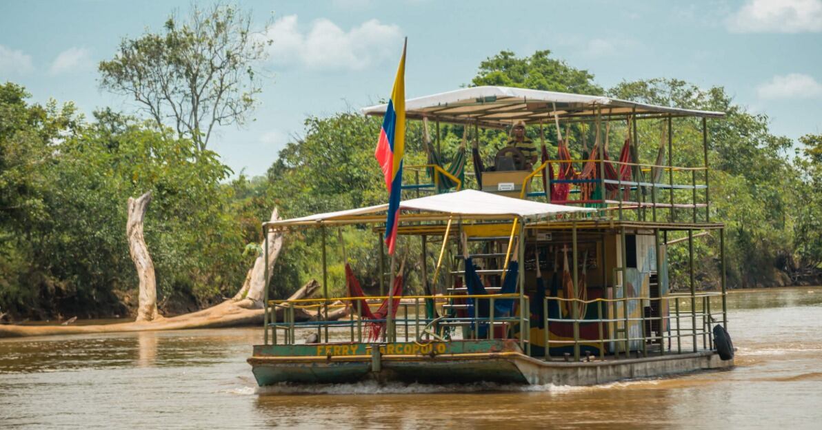 Desde Puerto Arango, a poca distancia de Florencia, parten excursiones en ferry por el imponente río Orteguaza
