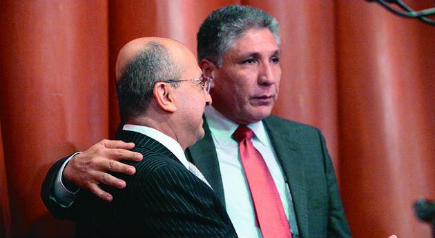 Sigifredo López la lado del fiscal Eduardo Montealegre cuando éste último le pidió perdón.