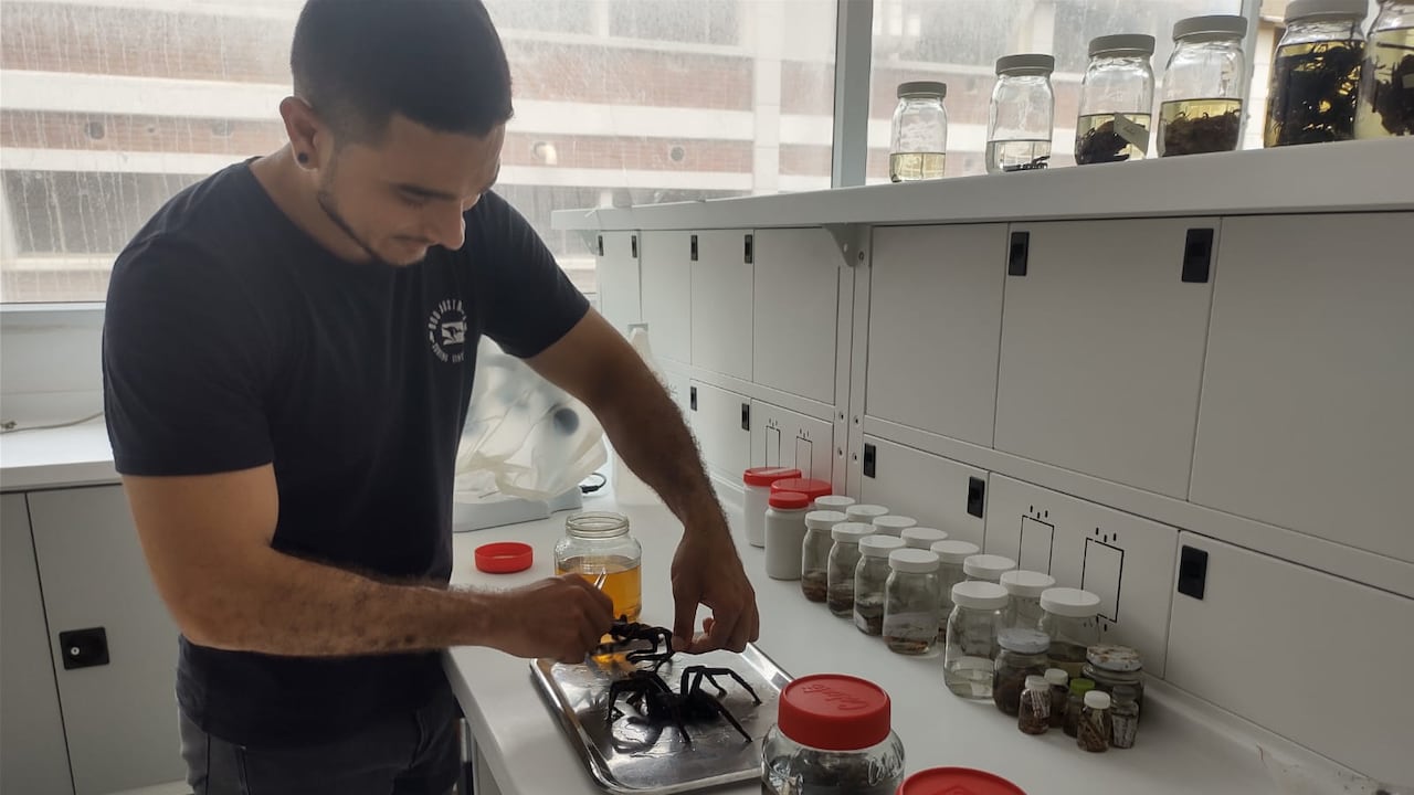 Loenel Martínez García en el laboratorio de la Universidad de Atlántico en Barranquilla