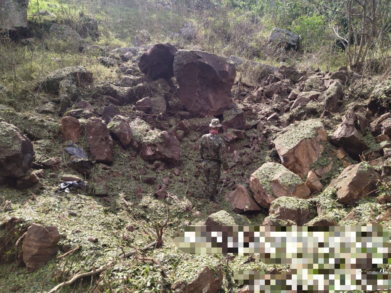 Militares revisan el terreno donde criminales instalan minas antipersona.