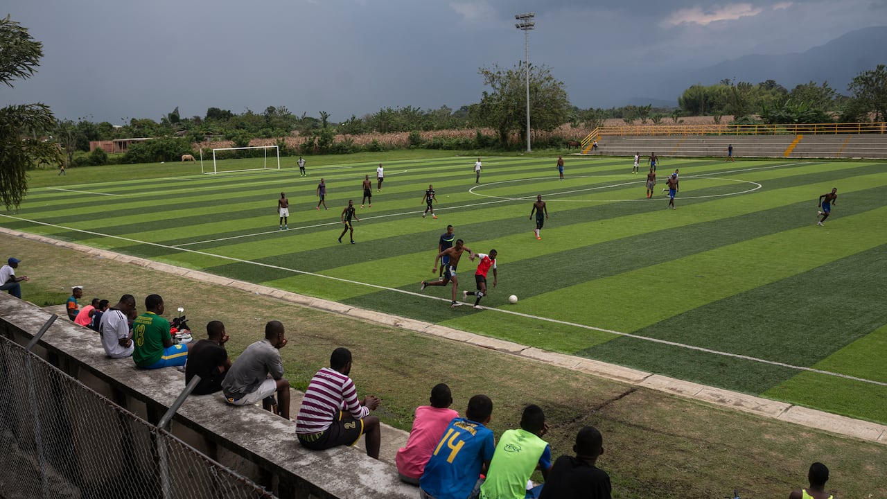 En Guachené, hogar de futbolistas como Yerry Mina y Davinson Sánchez, invierte en nuevas canchas multifuncionales para impulsar el talento deportivo del municipio.
