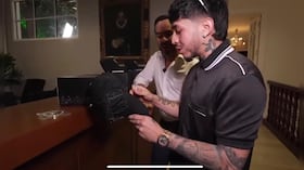 Westcol firmó tres gorras de última colección que Abelardo de la Espriella tenía como sorpresa para la entrevista.