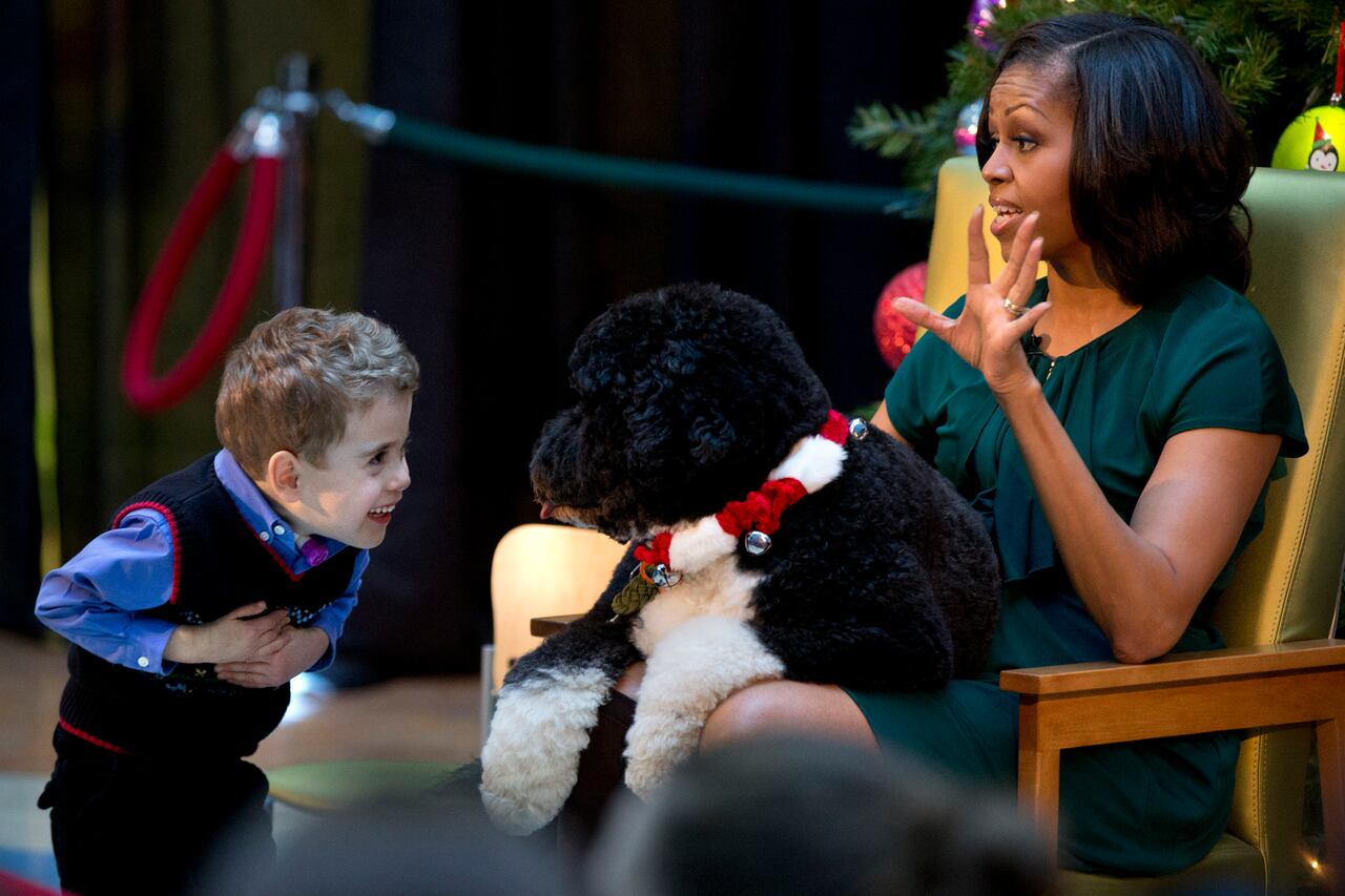 En diciembre de 2012, la primera dama, Michelle Obama, llevó a Bo a un encuentro con niños en el Children's National Medical Center, en Washington.