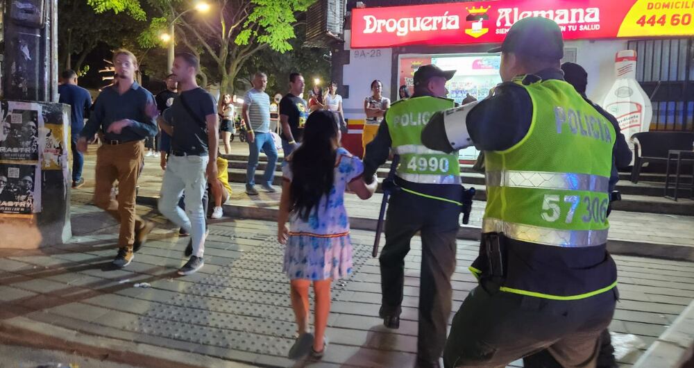 Actividades de control y seguridad en el barrio El Poblado de Medellín.