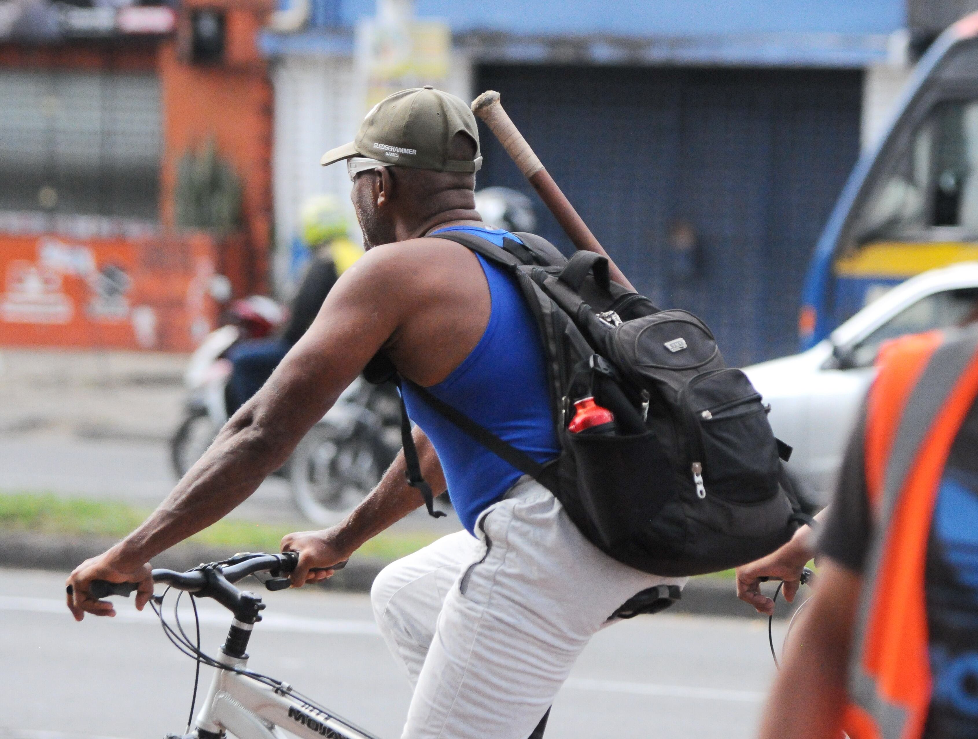 Reportaje Gráfico: Desde tempranas horas de la mañana ciclistas madrugan en Cali con distintos destinos laborales y deportivos. Muchos de ellos llevan su propia seguridad.