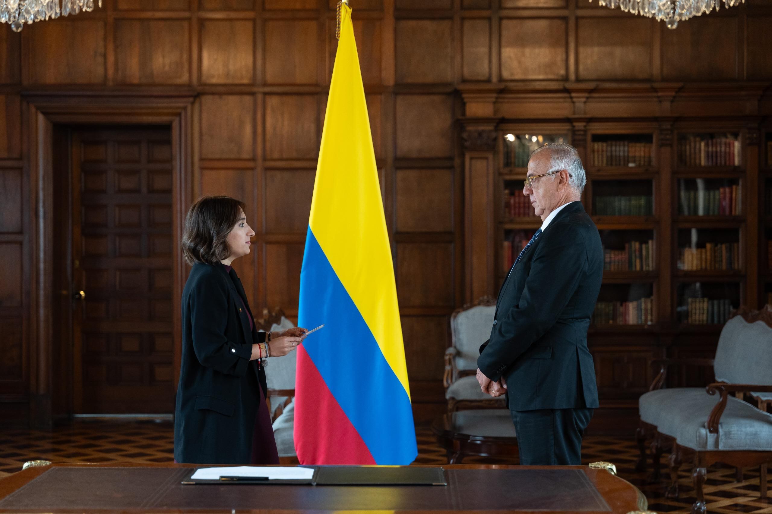 Laura Sarabia posesionó a Iván Velásquez.