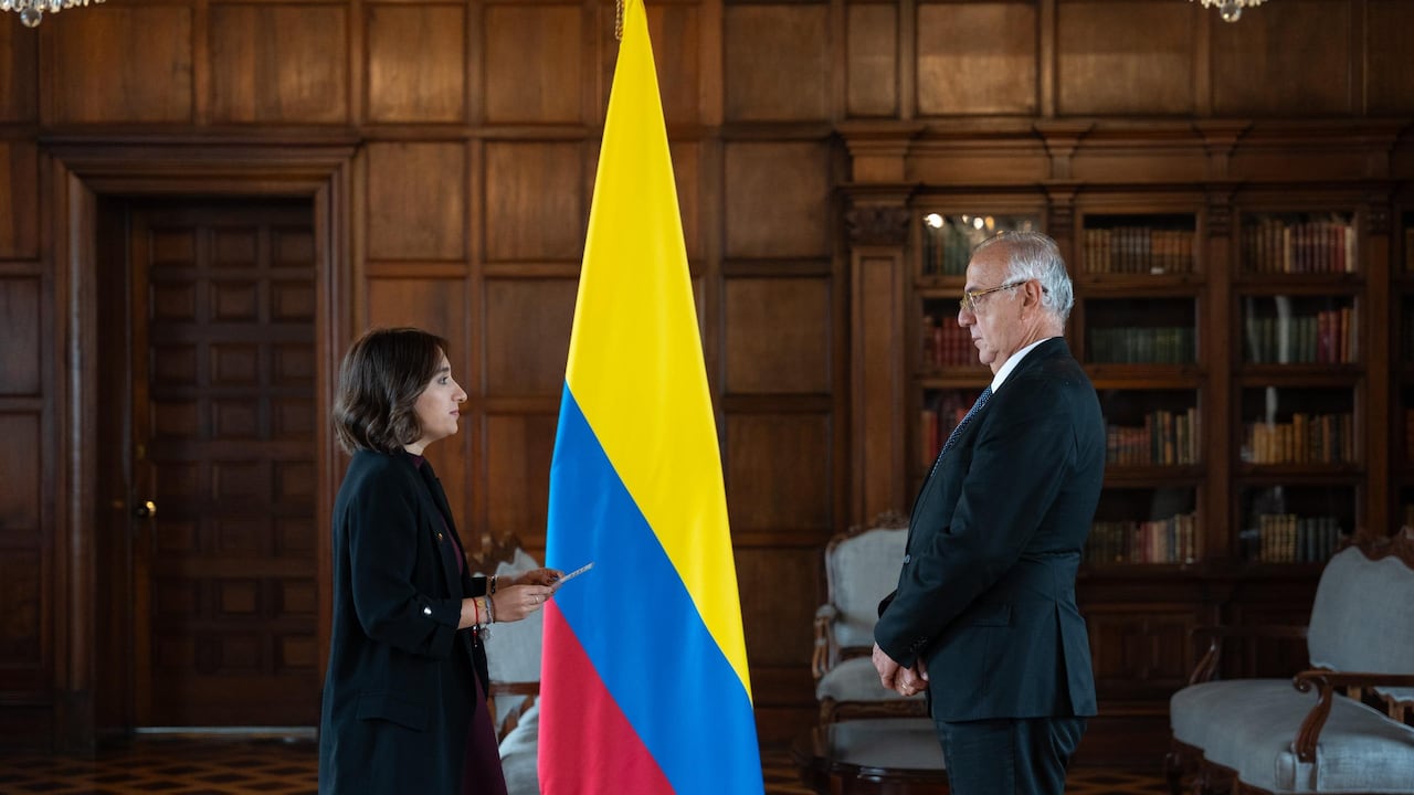 La canciller Laura Sarabia posesionó a Iván Velásquez como nuevo embajador.