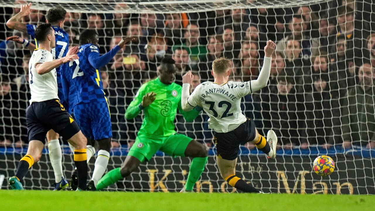 Everton's Jarrad Branthwaite, right, scores his side's first goal during the English Premier League soccer match between Chelsea and Everton, at the Stamford Bridge stadium in London, Thursday, Dec.16, 2021. (AP Photo/Alastair Grant)