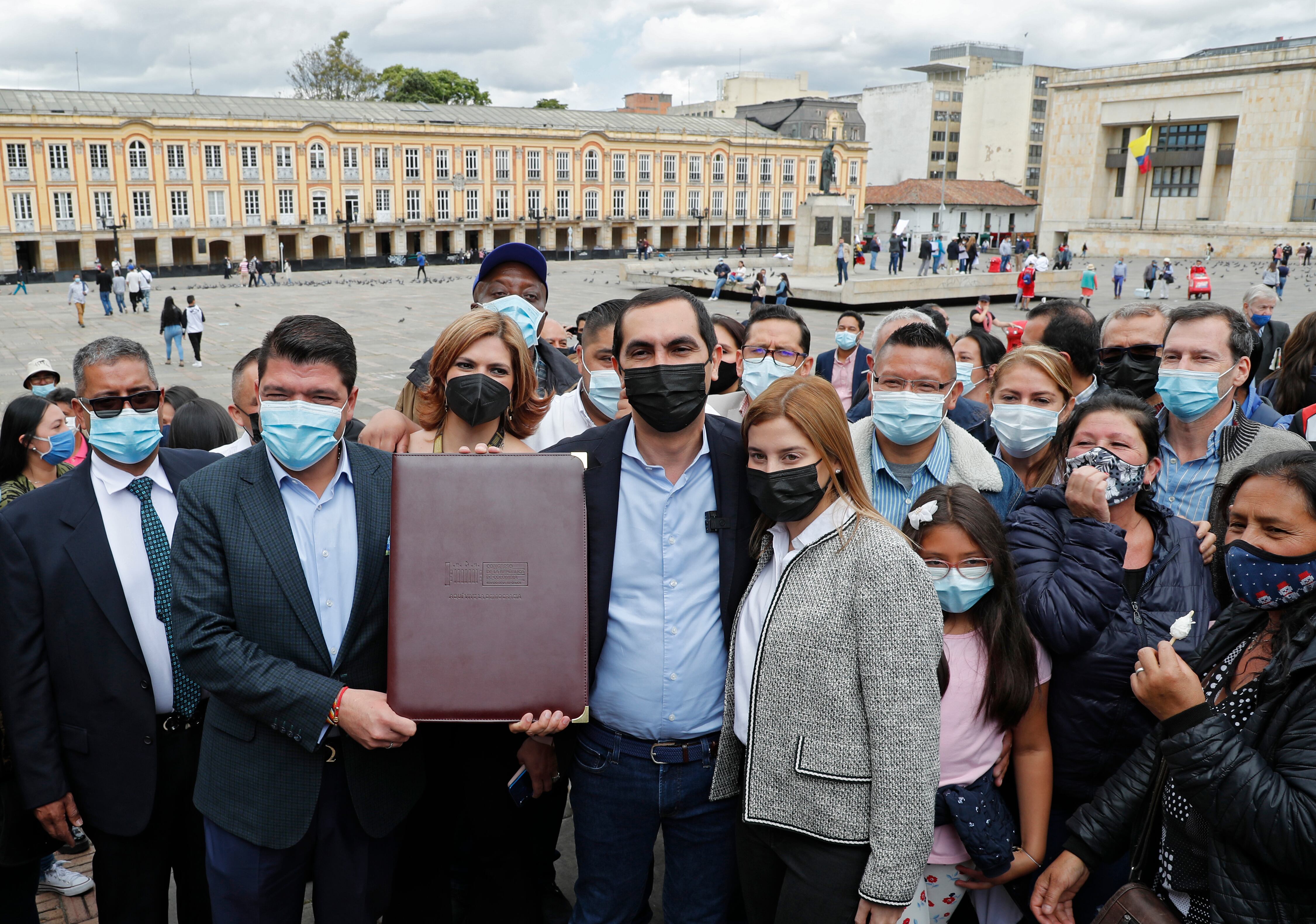 Presidente del Senado, Juan Diego Gómez  y el senador David Barguil radicaron la ley de 'borrón y cuenta nueva' ante la Secretaría Jurídica de la Presidencia para la respectiva revisión y sanción del presidente  Iván Duque ley que va a a dar una amnistía de datacredito y demás centrales de riesgo
Bogotá octubre 28 del 2021
Foto Guillermo Torres Reina / Semana