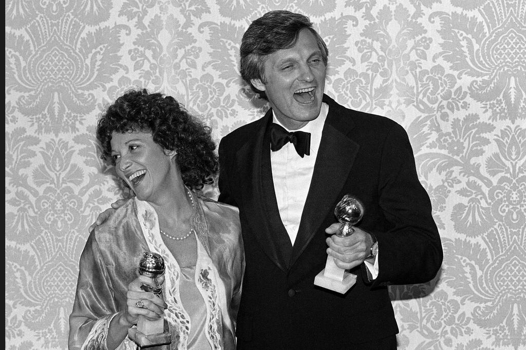 La actriz Linda Lavín y el actor Alan Alda posan para una fotografía después de ganar los Globos de Oro, el sábado 26 de enero de 1980 en Los Ángeles.