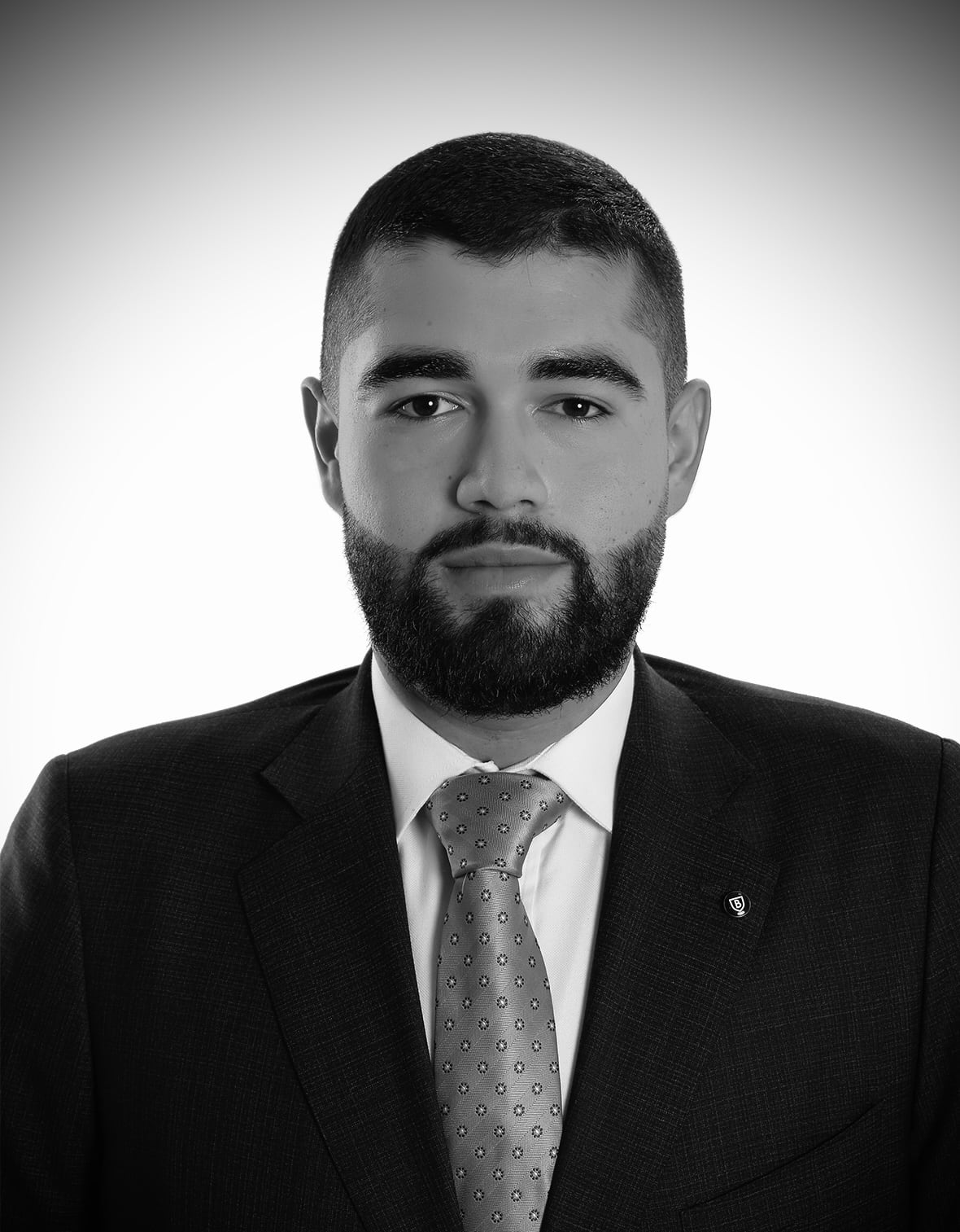 Abogado con opción de ciencias políticas - Universidad de Los Andes 

Magister en Gobierno y Organizaciones - Universidad de Navarra