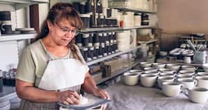 El 86 por ciento de las mujeres, por estar por debajo del umbral de 2,3 salarios mínimos, quedaría con todo su ahorro en Colpensiones.