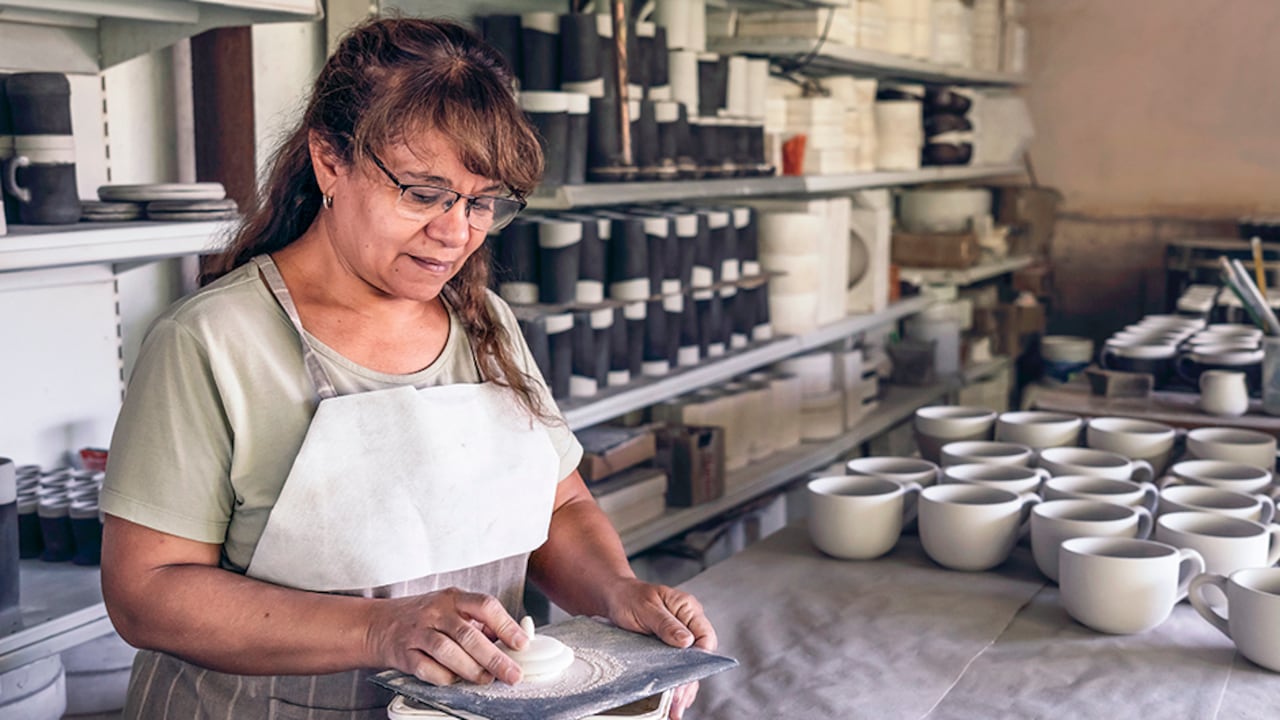 El 86 por ciento de las mujeres, por estar por debajo del umbral de 2,3 salarios mínimos, quedaría con todo su ahorro en Colpensiones.
