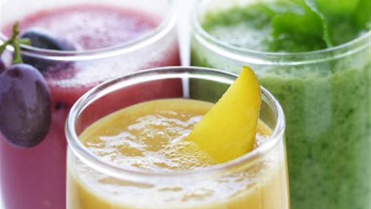 Los expertos recomiendan acompañar las comidas con agua y no con jugos de fruta.