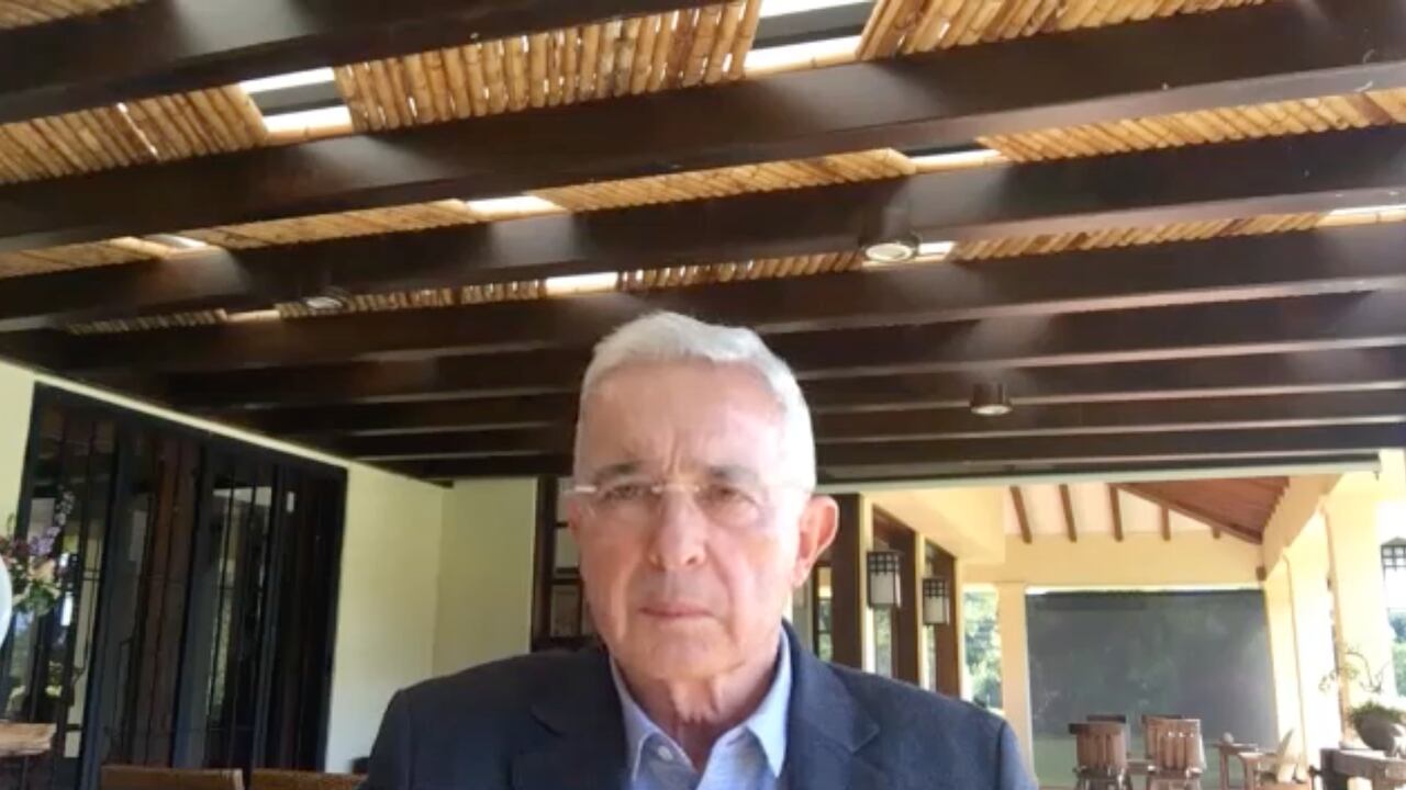 El expresidente Álvaro Uribe Vélez en su casa.