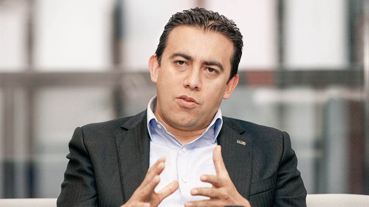 Vega reconoce que se equivocó y, por eso, tomó la decisión de llamar a los directores y líderes de partidos políticos para explicarles cómo se blindarán las elecciones.