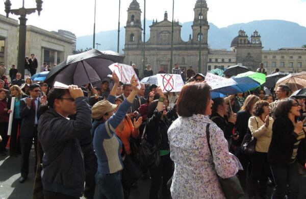 Con pitos y pancartas, los trabajadores del Distrito rechazaron el cambio de horario y la administración de Gustavo Petro: "Ese Alcalde no sirvió" gritaban.