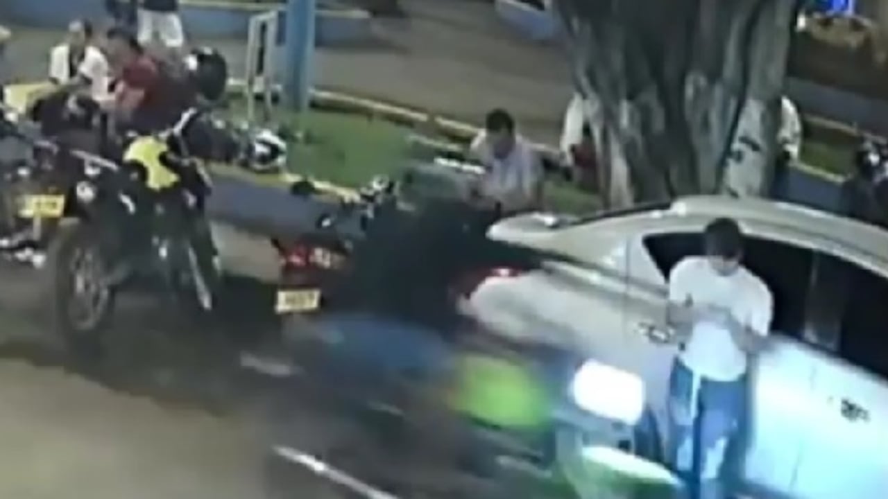 El ladrón pasó a toda velocidad y le arrebató el celular de las manos.