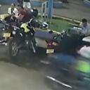 El ladrón pasó a toda velocidad y le arrebató el celular de las manos.