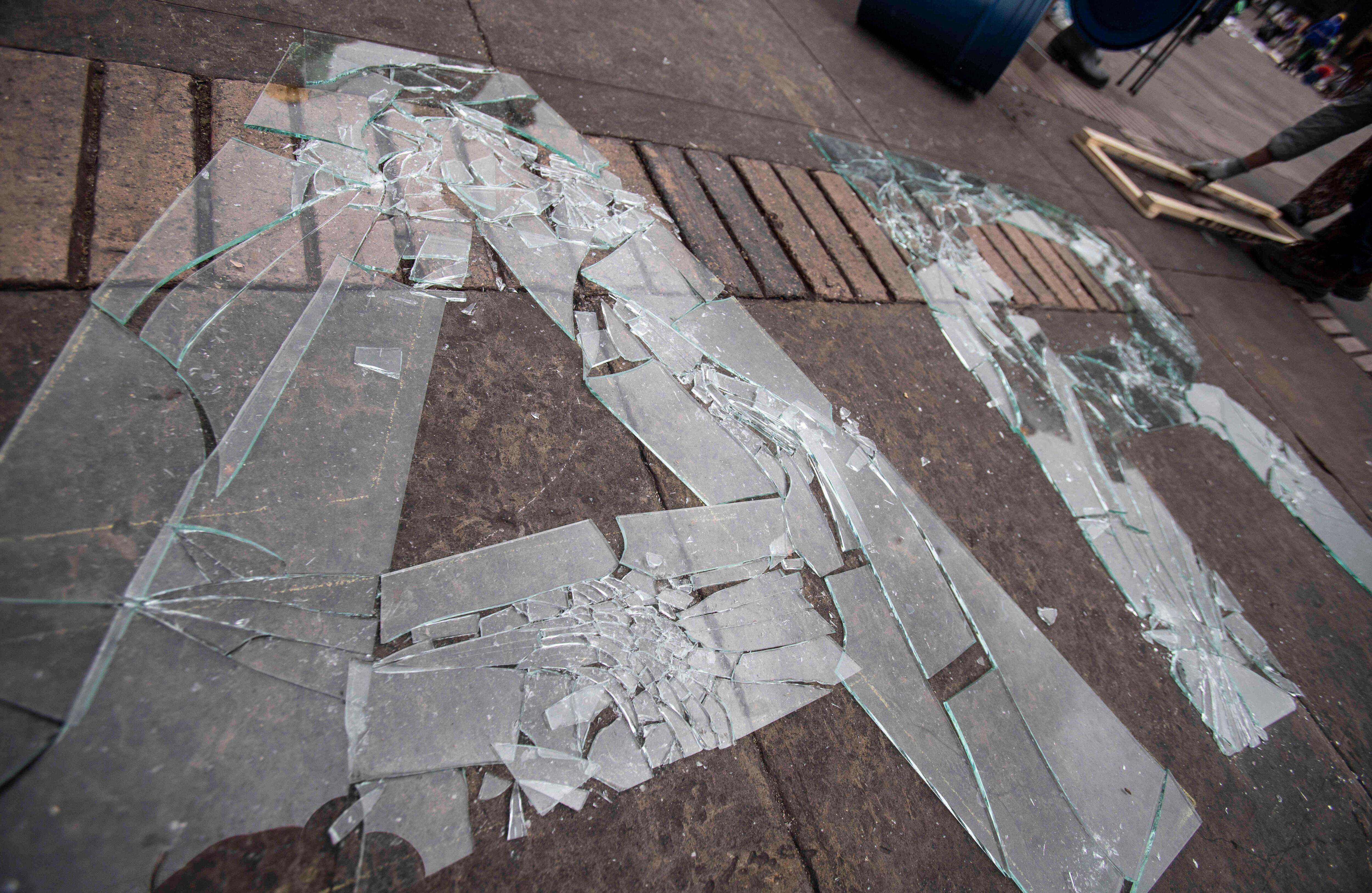 “Pensamos que esta acción de duelo debía ser un ritual y no una técnica. Buscamos una forma de romper a través de un abrazo al otro: que los voluntarios fueran el sostén físico y emocional de los líderes”, explicó Salcedo. Foto: Diana Rey Melo