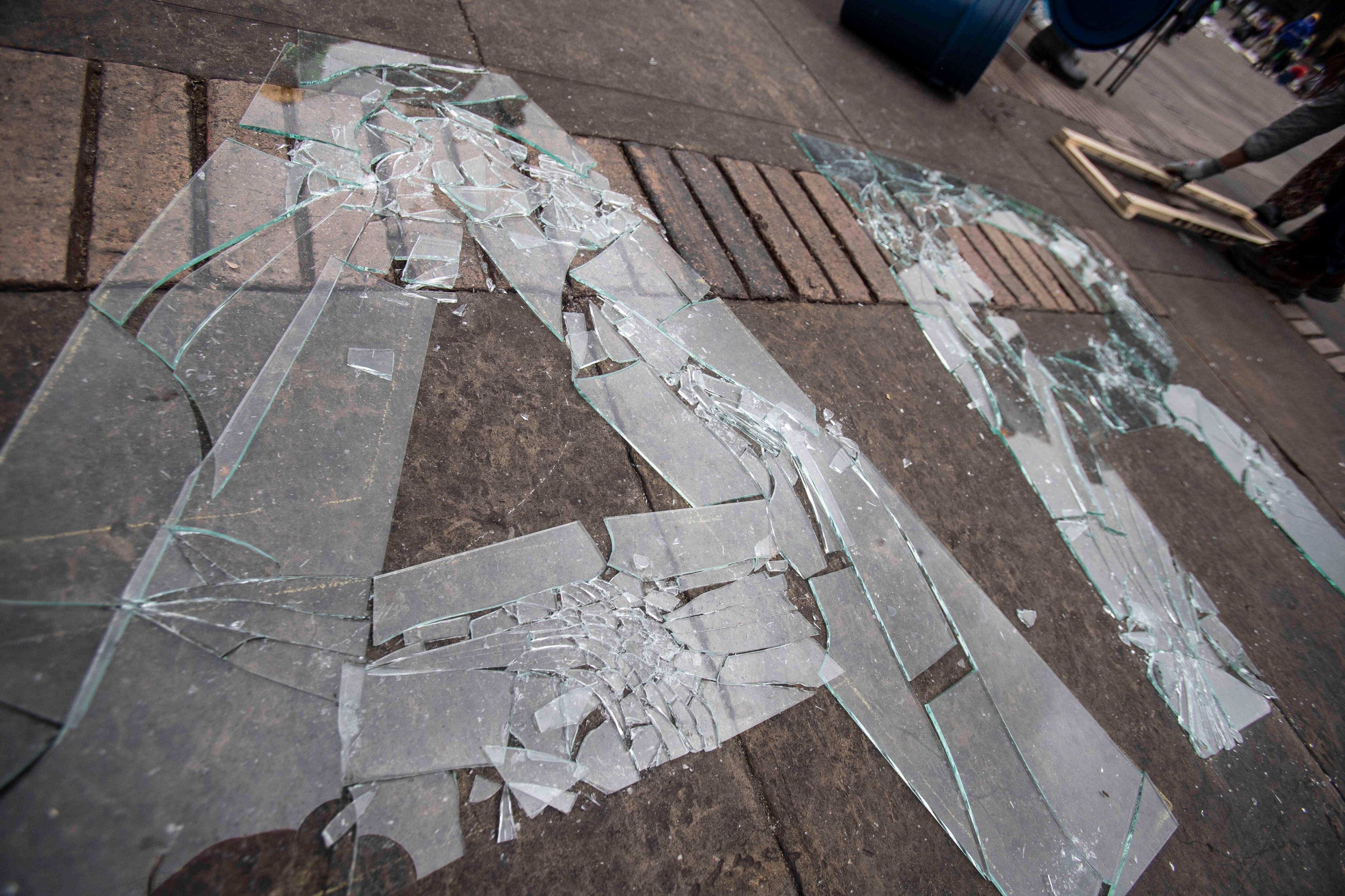 “Pensamos que esta acción de duelo debía ser un ritual y no una técnica. Buscamos una forma de romper a través de un abrazo al otro: que los voluntarios fueran el sostén físico y emocional de los líderes”, explicó Salcedo. Foto: Diana Rey Melo
