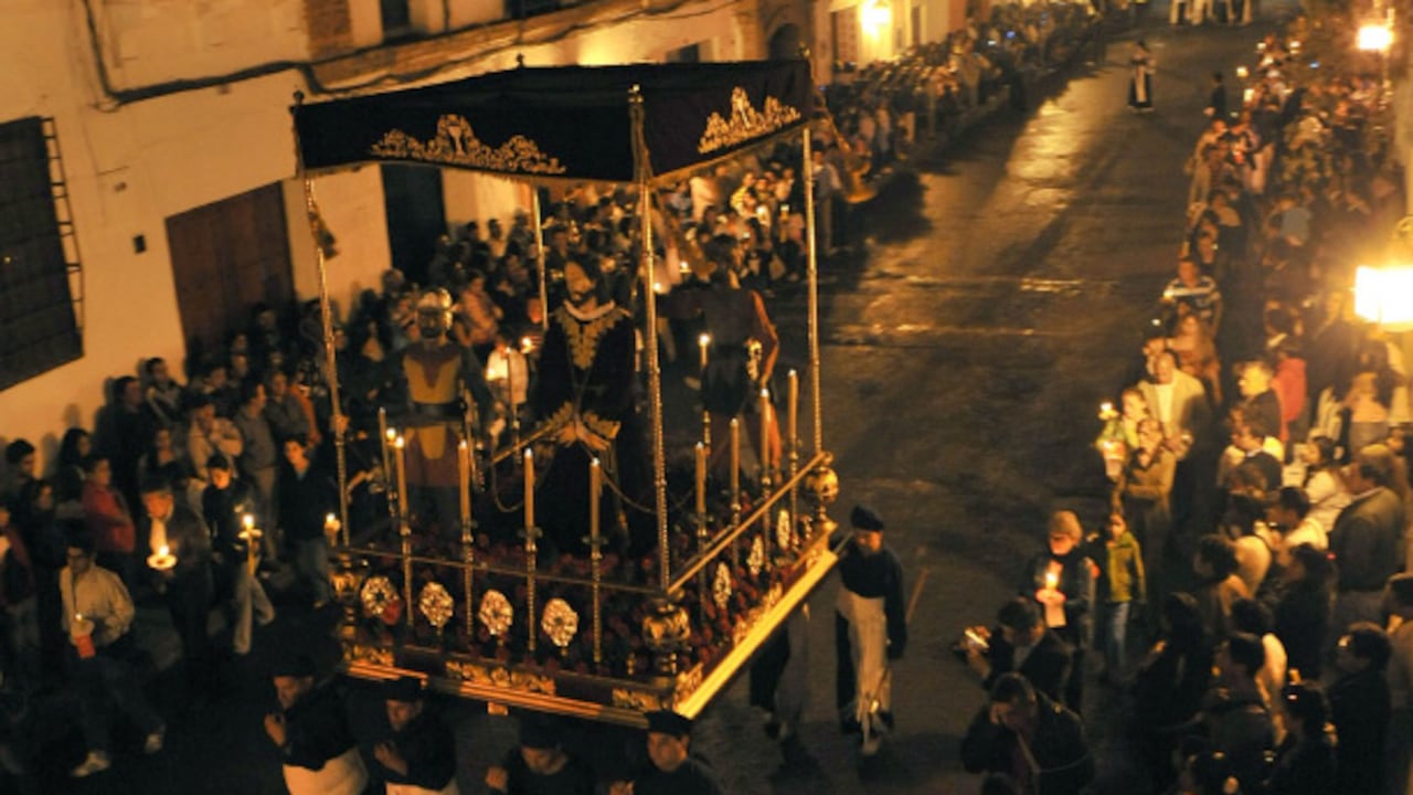 Procesión del viernes santo en Popayán. Durante tres horas los cargueros, vestidos con túnica azul, llevan pasos que representan la pasión de Cristo.