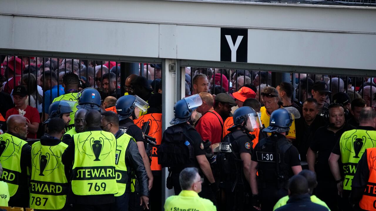 Agentes policiales resguardan la entrada al Stade de France, antes de la final de la Liga de Campeones, entre Liverpool y Real Madrid, el sábado 28 de mayo de 2022, en Saint Denis, Francia.