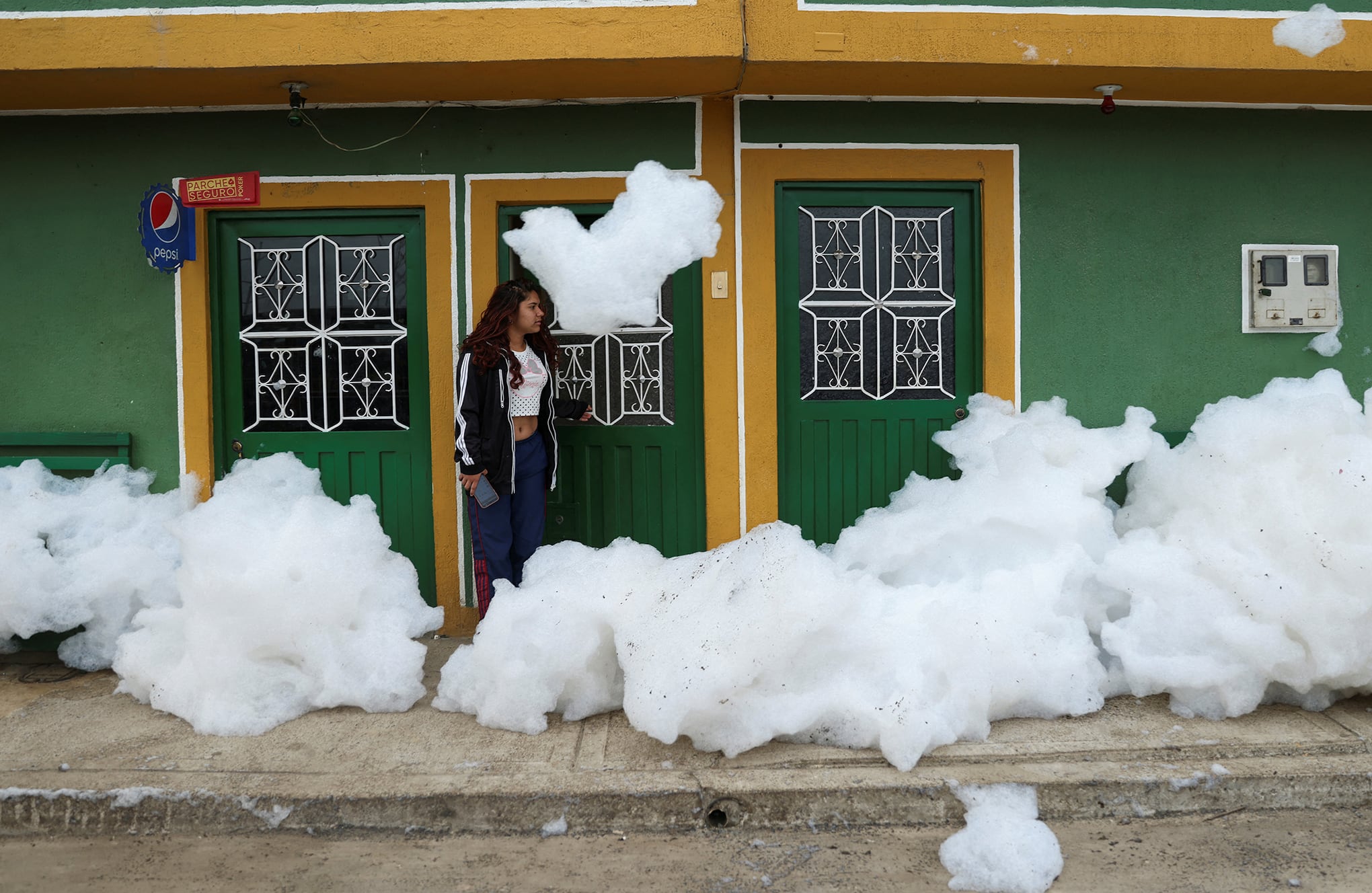 Residentes huyen de la espuma del río Balsillas