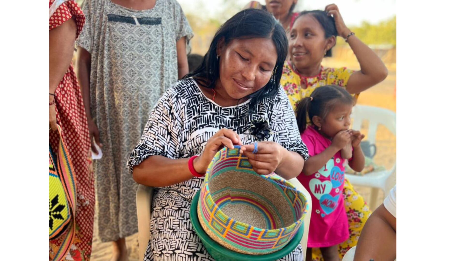 Una de las madres que participa en el Banco de Hilos.