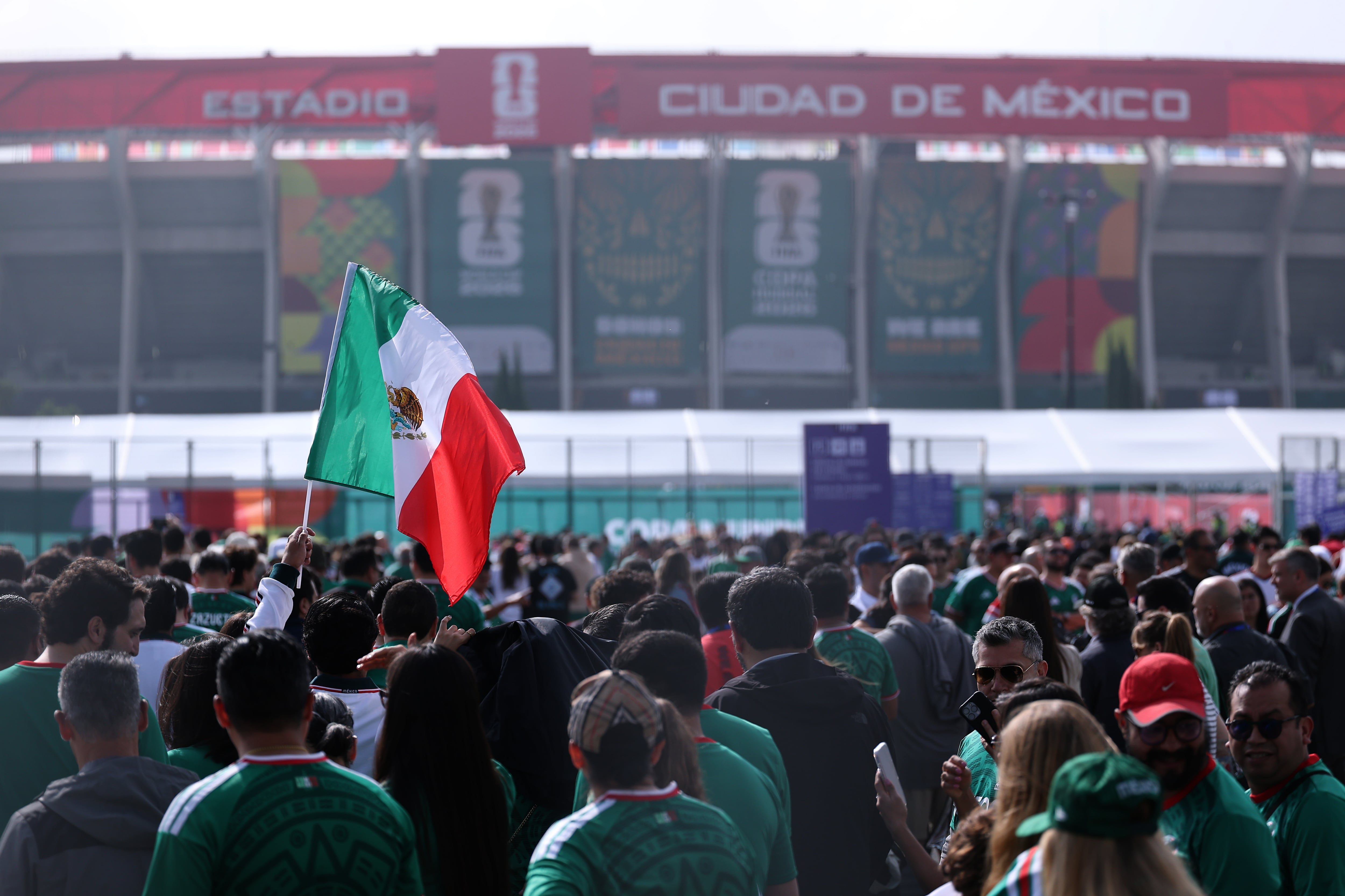 Afición de México a las afueras del estadio Azteca