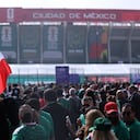 Afición de México a las afueras del estadio Azteca