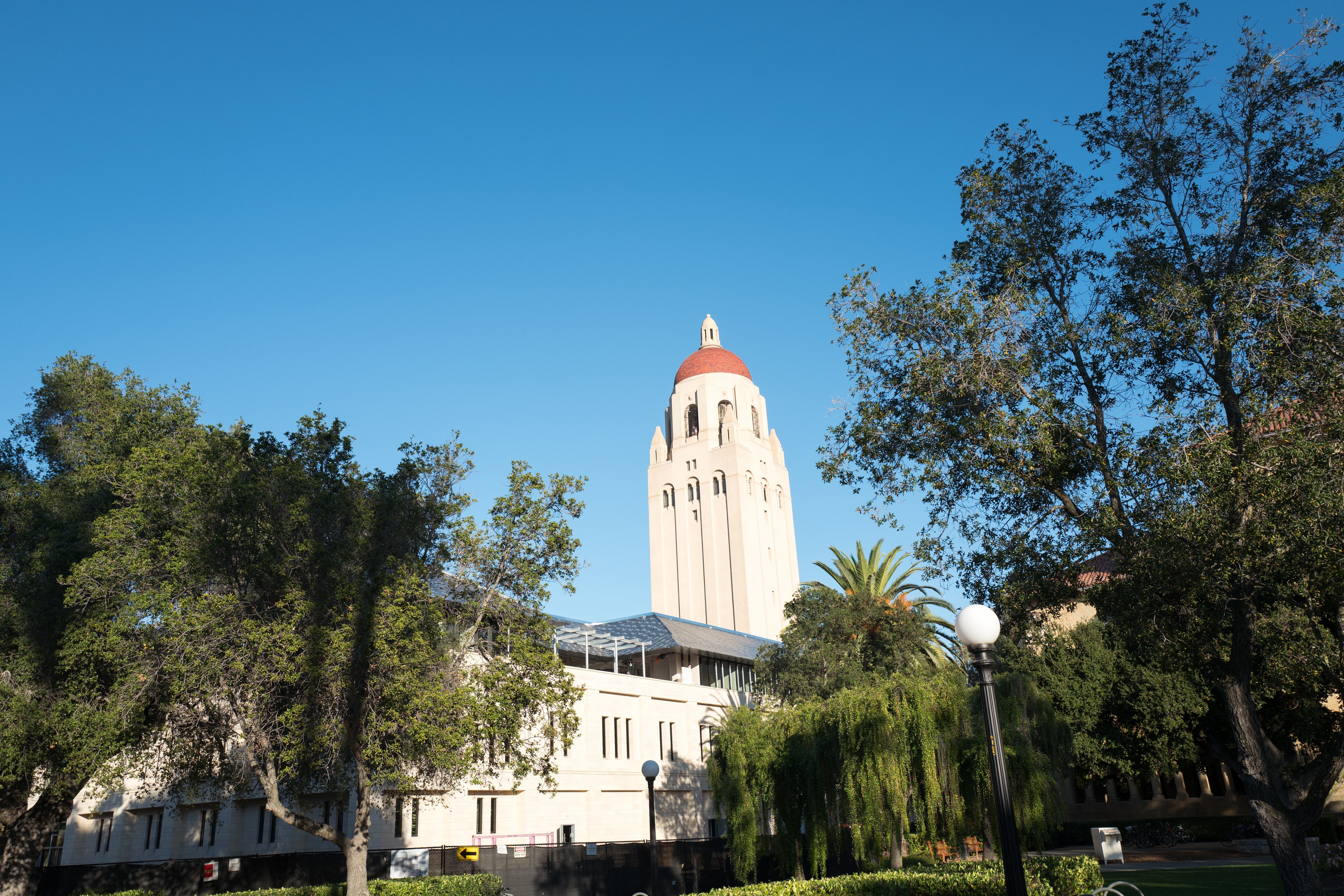 Torre Hoover vista desde el otro lado de un patio en la Universidad de Stanford.