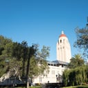 Torre Hoover vista desde el otro lado de un patio en la Universidad de Stanford.