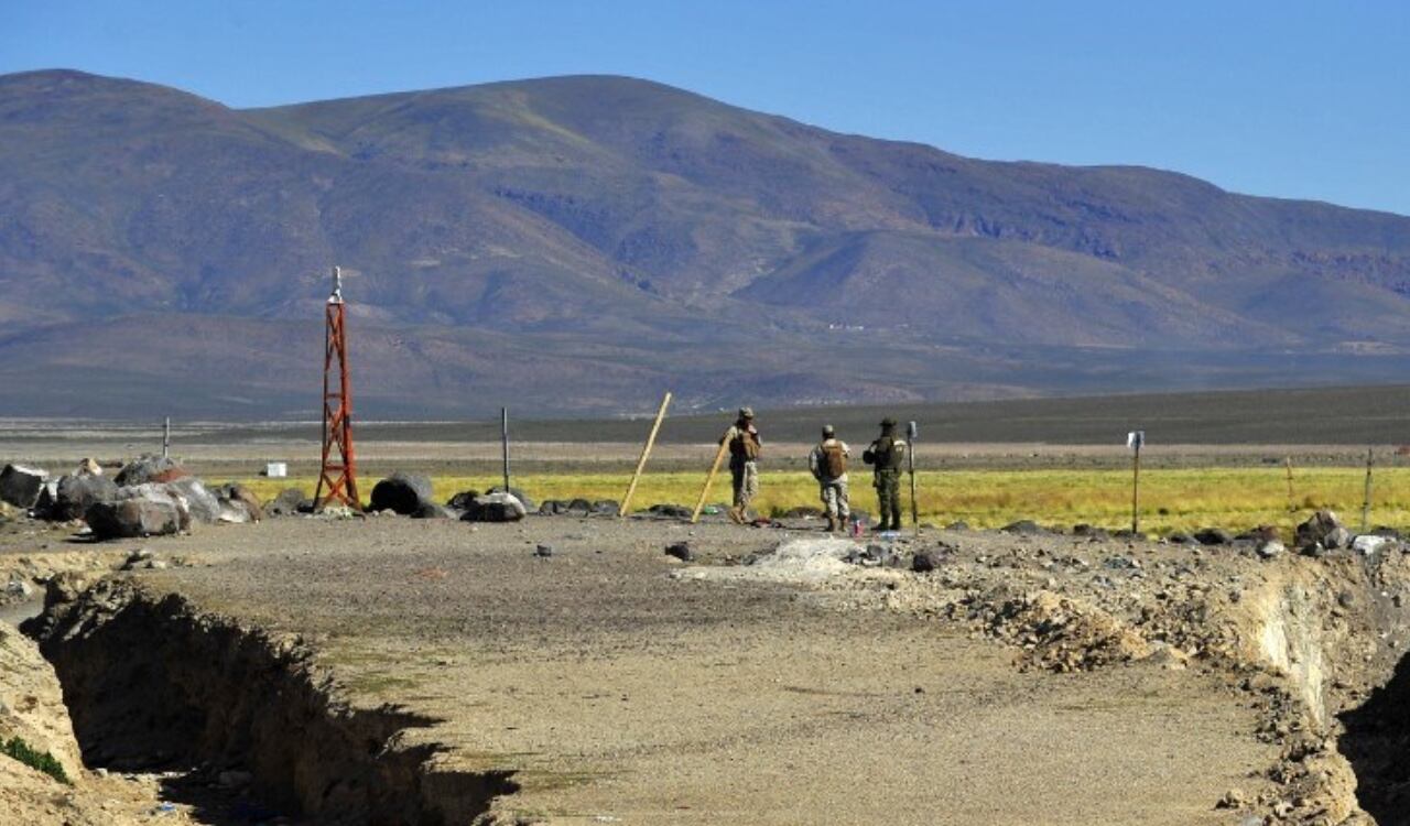 Así luce una parte de la denominada Zanja, custodiada por militares chilenos
