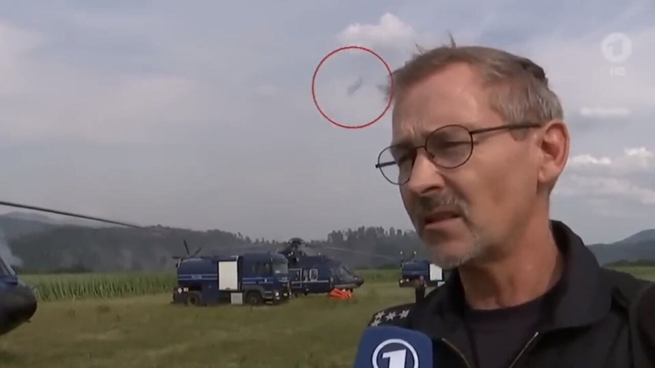 Captan en video el paso de un supuesto “ovni” en medio de una entrevista en Alemania