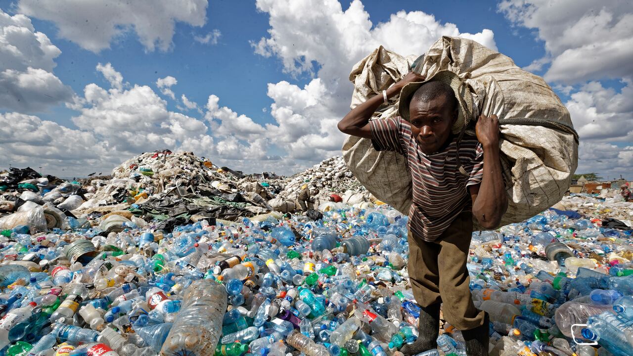 Vertedero de basura en Nairobi, Kenia. En 2019, el plástico generó 1.800 millones de toneladas de gases del efecto invernadero, es decir un 3,4% de las emisiones mundiales.