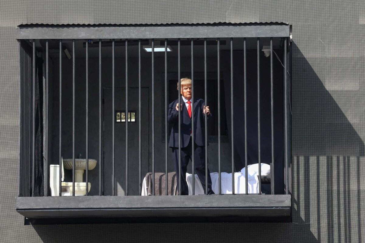 En la representación, Donald Trump aparece dentro de una celda de prisión simulada instalada en una valla publicitaria en la plaza Tajrish de Teherán.