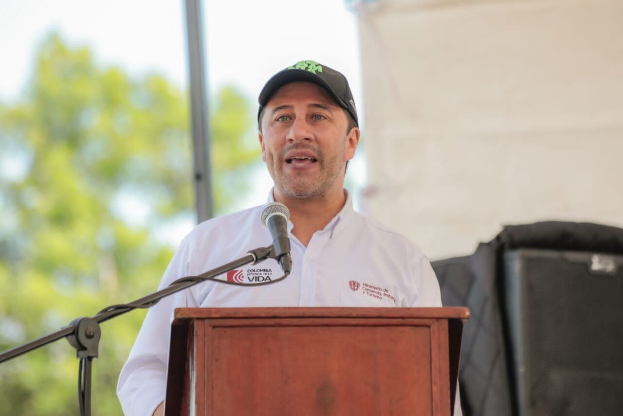 El viceministro de Turismo, Arturo Bravo, hizo la presentación del nuevo programa EMPRETUR, ante líderes de sectores sociales, políticos y empresariales en Tumaco, en Nariño.