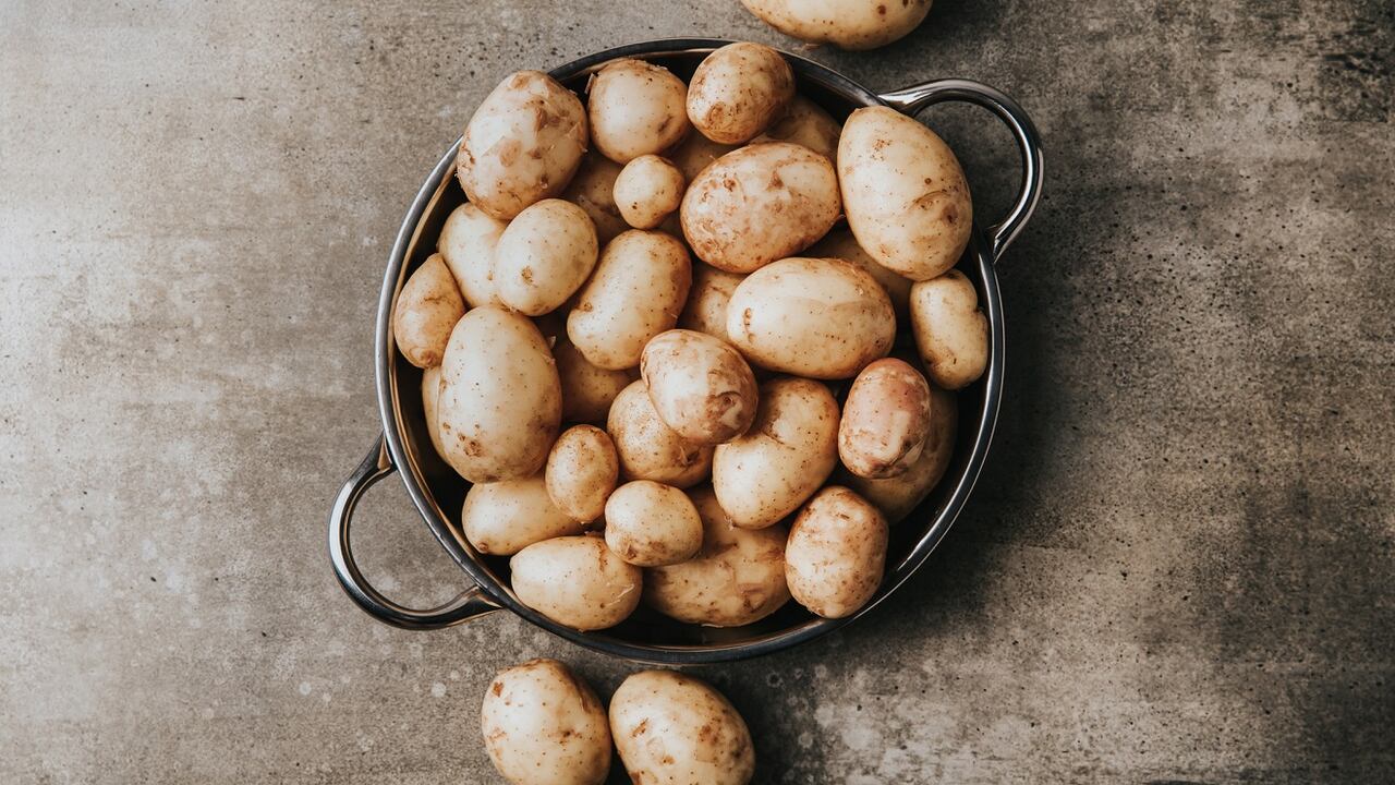 El almidón contenido en la cáscara de la papa actúa como un colorante natural que ayuda a activar enzimas en el cabello que irán cubriendo poco a poco las canas.