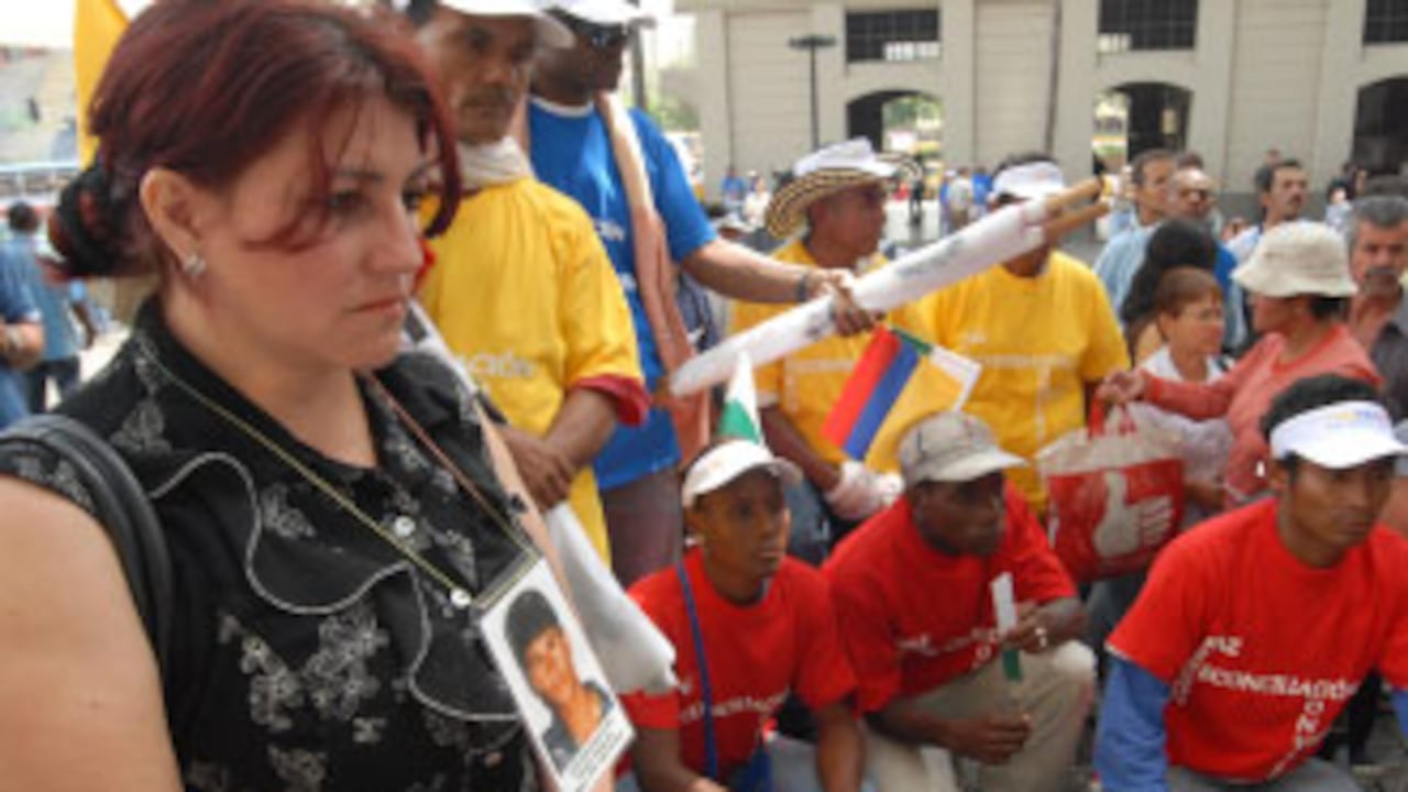 Una escena frecuente en las audiencias de los desmovilizados: mientras el ‘Alemán’ rinde versión libre en la Fiscalía, en la calle, una víctima suya coincide con desmovilizados de su bloque. No siempre son encuentros pacíficos