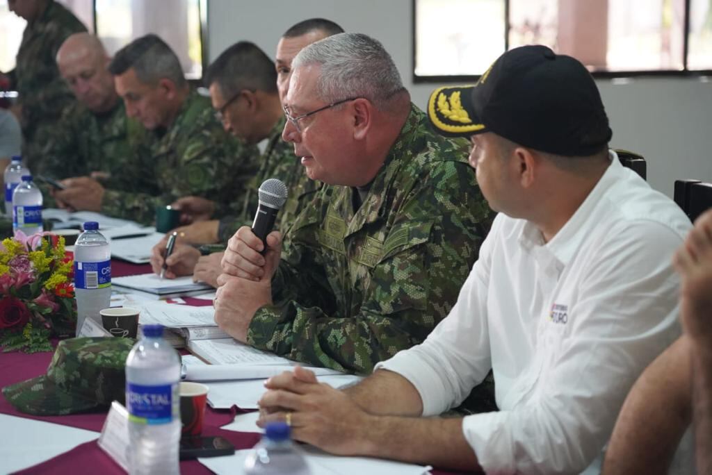 El general Helder Fernán Giraldo Bonilla, comandante de las Fuerzas Militares, analiza la situación de seguridad en el departamento de Arauca.