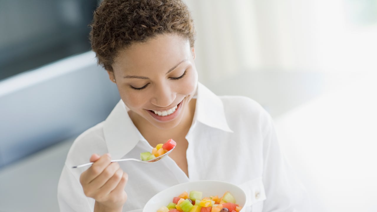 Si se ingieren alimentos sin masticar adecuadamente y se consumen rápidamente en grandes cantidades, es posible que la persona experimente reflujo ácido.