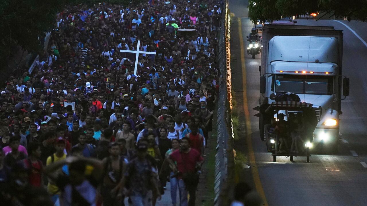 Migrantes, muchos de Centroamérica y Venezuela, caminan por la carretera Huehuetan en el estado de Chiapas, México, la madrugada del martes 7 de junio de 2022.