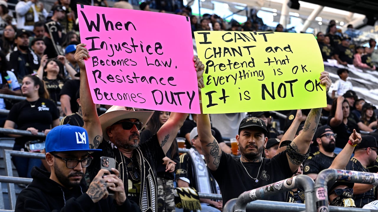 Los aficionados de Los Angeles FC alzaron su voz de protesta, durante el partido frente a Sporting Kansas City.